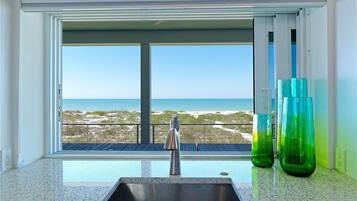 Luxury House, 6 Bedrooms, Beach View, Beachfront | Bathroom sink