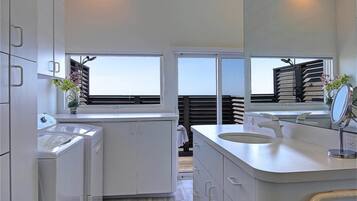 Luxury House, 6 Bedrooms, Beach View, Beachfront | Bathroom | Combined shower/tub, rainfall showerhead, free toiletries, hair dryer