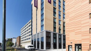 Un bâtiment moderne à plusieurs étages, doté de grandes fenêtres et d’une enseigne Premier Inn bien visible.