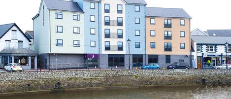 المنشأة من الخارج