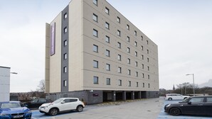 A multi-story hotel with a parking garage. - Premier Inn Leeds Headingley (Leeds)