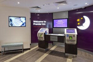 Reception - Premier Inn London Southgate (London)