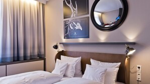 In-room safe, desk, blackout curtains, free WiFi - Arthotel ANA Flair (Nördlingen)