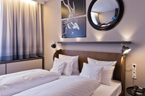 In-room safe, desk, blackout curtains, free WiFi - Arthotel ANA Flair (Nördlingen)