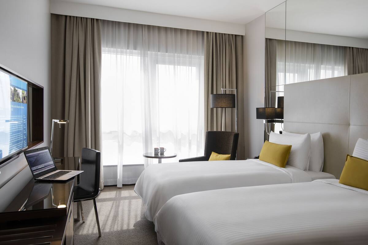 Edredones de plumas, colchones con acolchado adicional, minibar