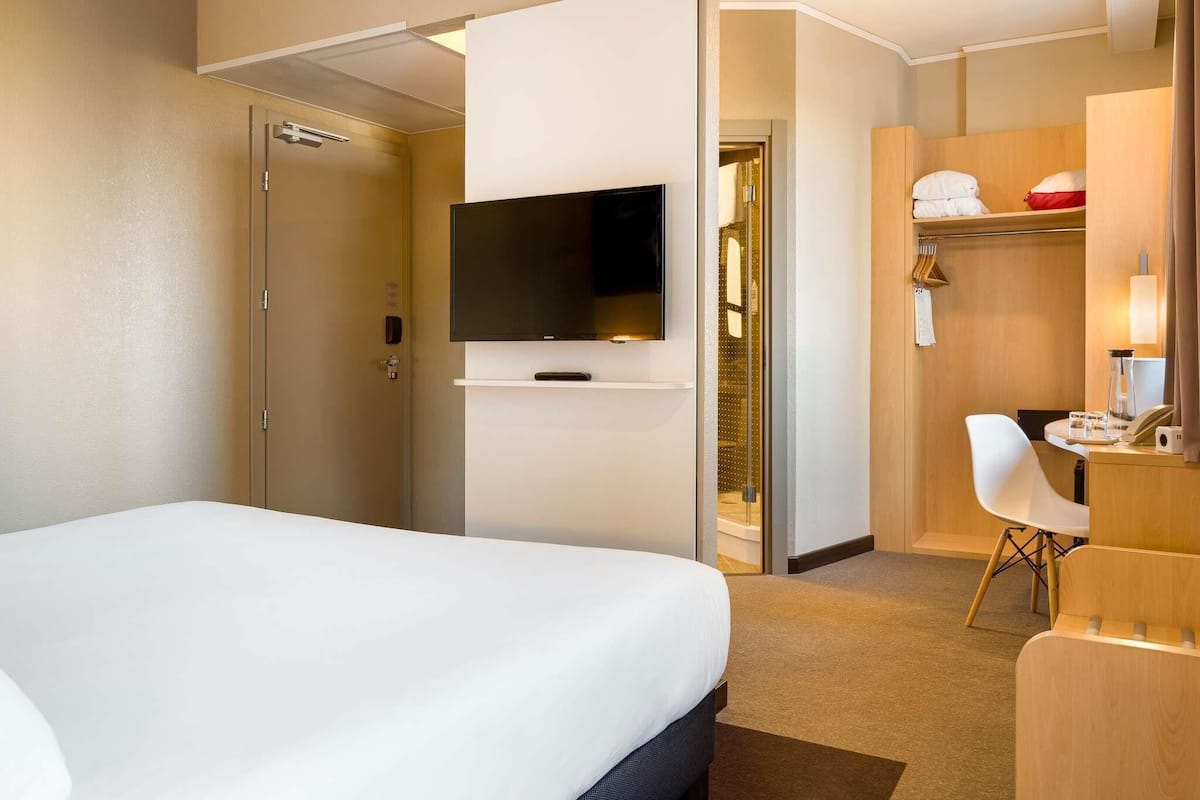 Premium Double Room, 1 Double Bed | Minibar, in-room safe, desk, laptop workspace