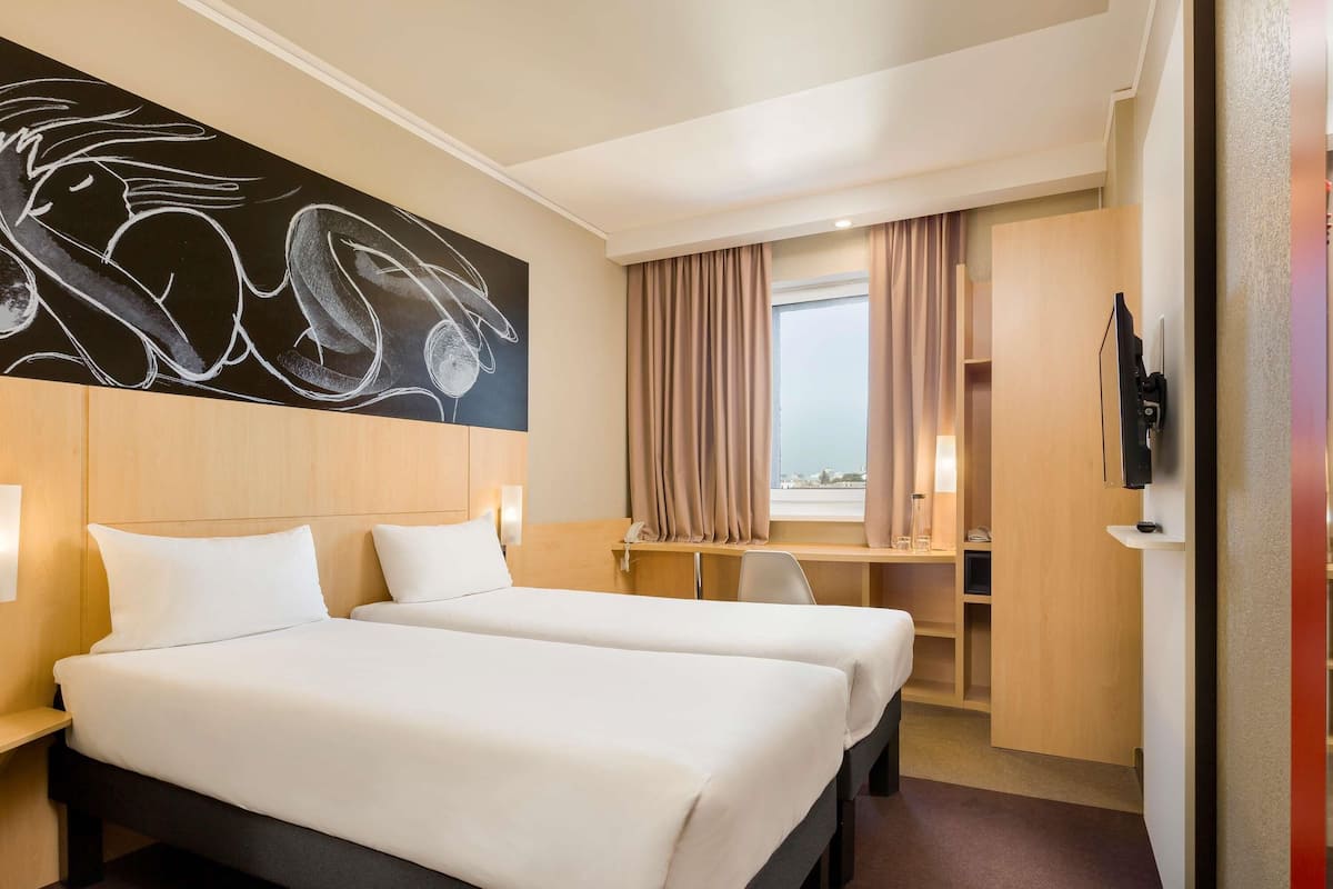 Quarto standard, 2 camas de solteiro | Frigobar, cofres nos quartos, escrivaninha