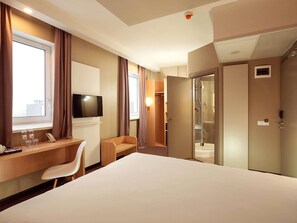 Premium tweepersoonskamer, 1 tweepersoonsbed | Een minibar, een kluis op de kamer, een bureau, een laptopwerkplek