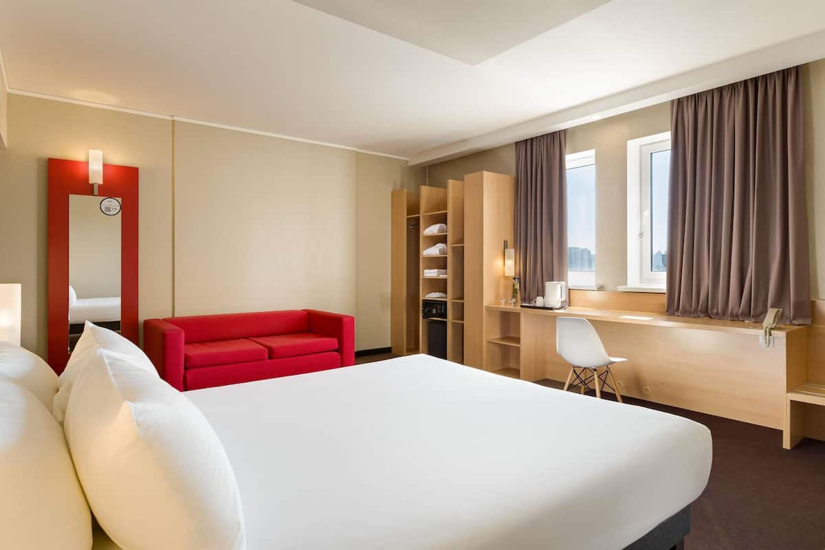 Habitació doble familiar | Minibar, caixa forta a l'habitació i escriptori
