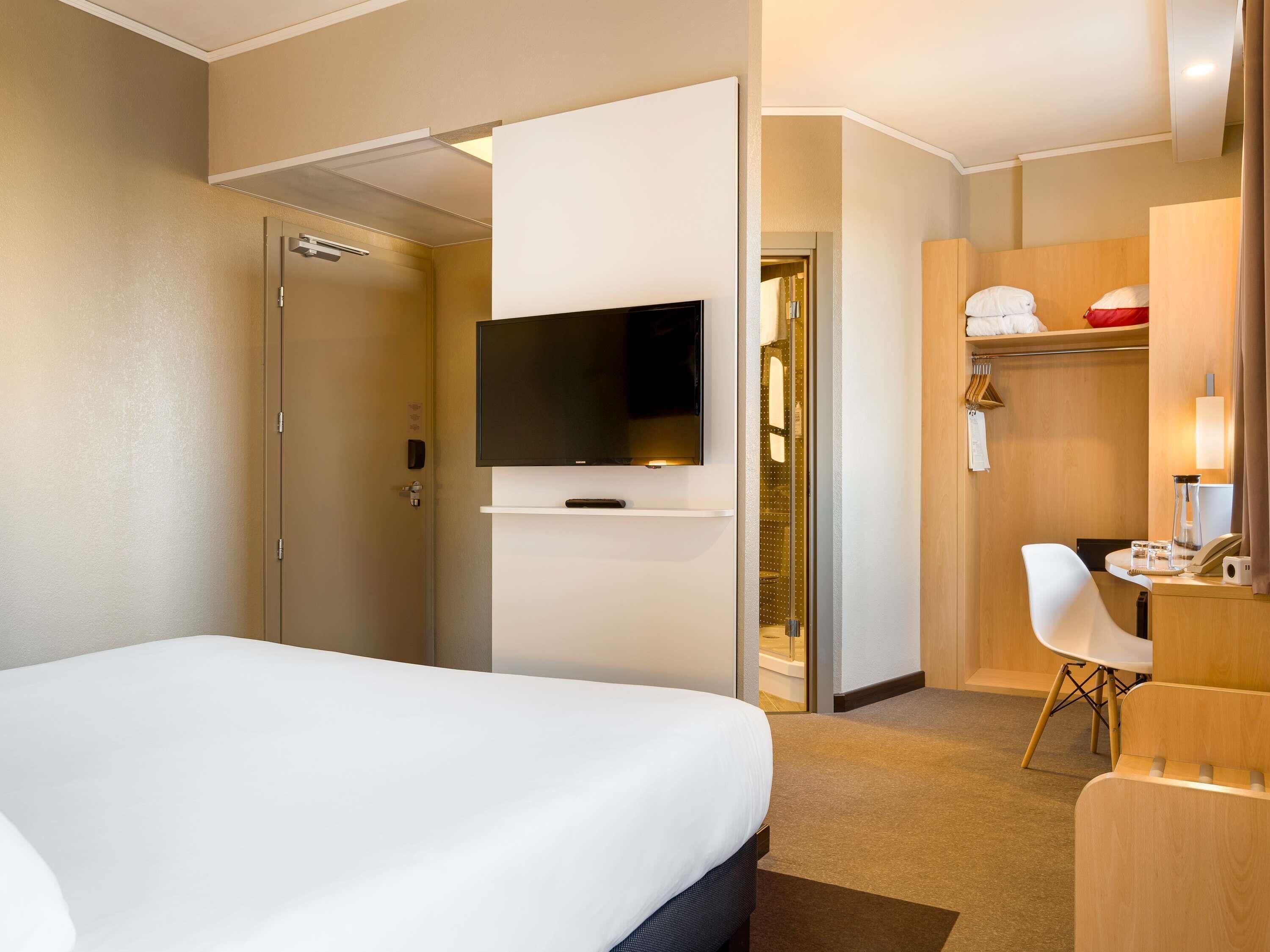 Premium Double Room, 1 Double Bed | Minibar, in-room safe, desk, laptop workspace
