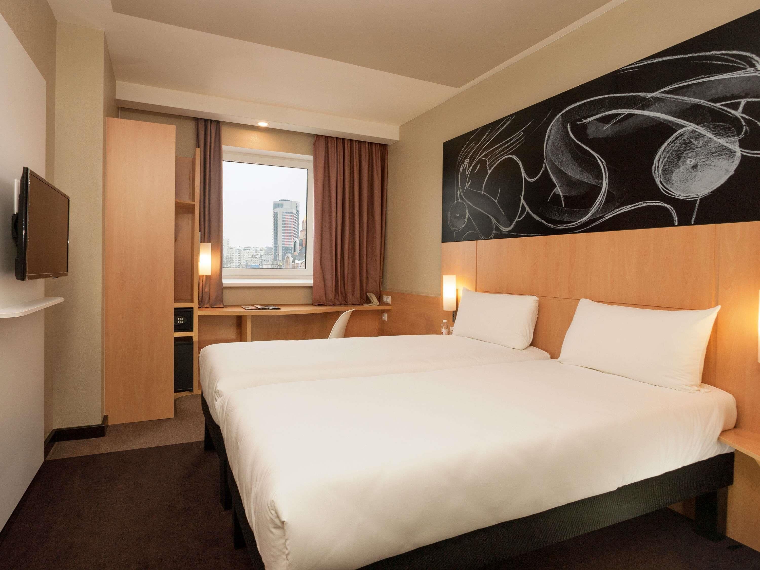 Standard Room, 2 Twin Beds | Minibar, in-room safe, desk, laptop workspace