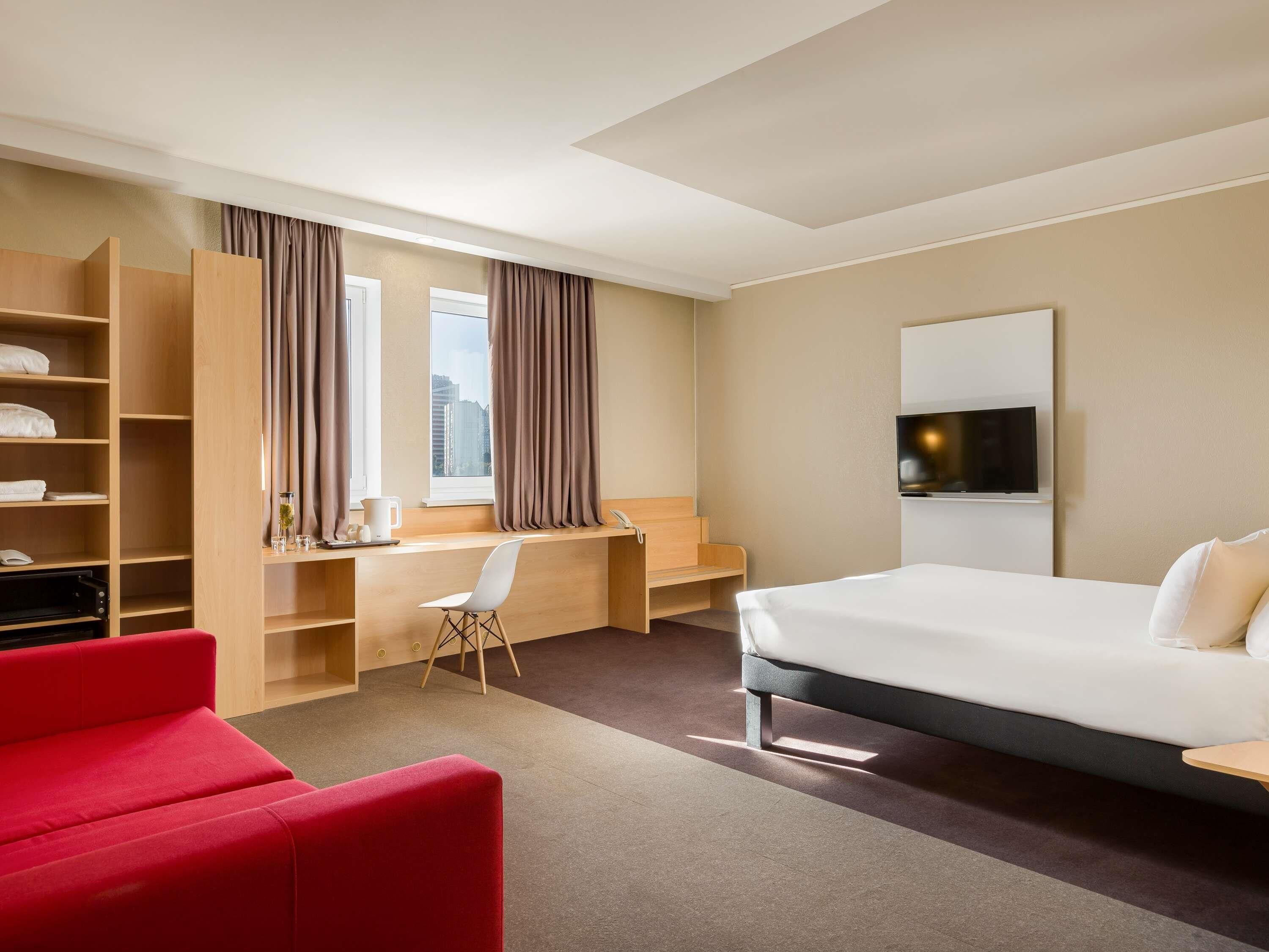 家庭雙人房 | 迷你吧、客房內保險箱、書桌、筆電工作空間