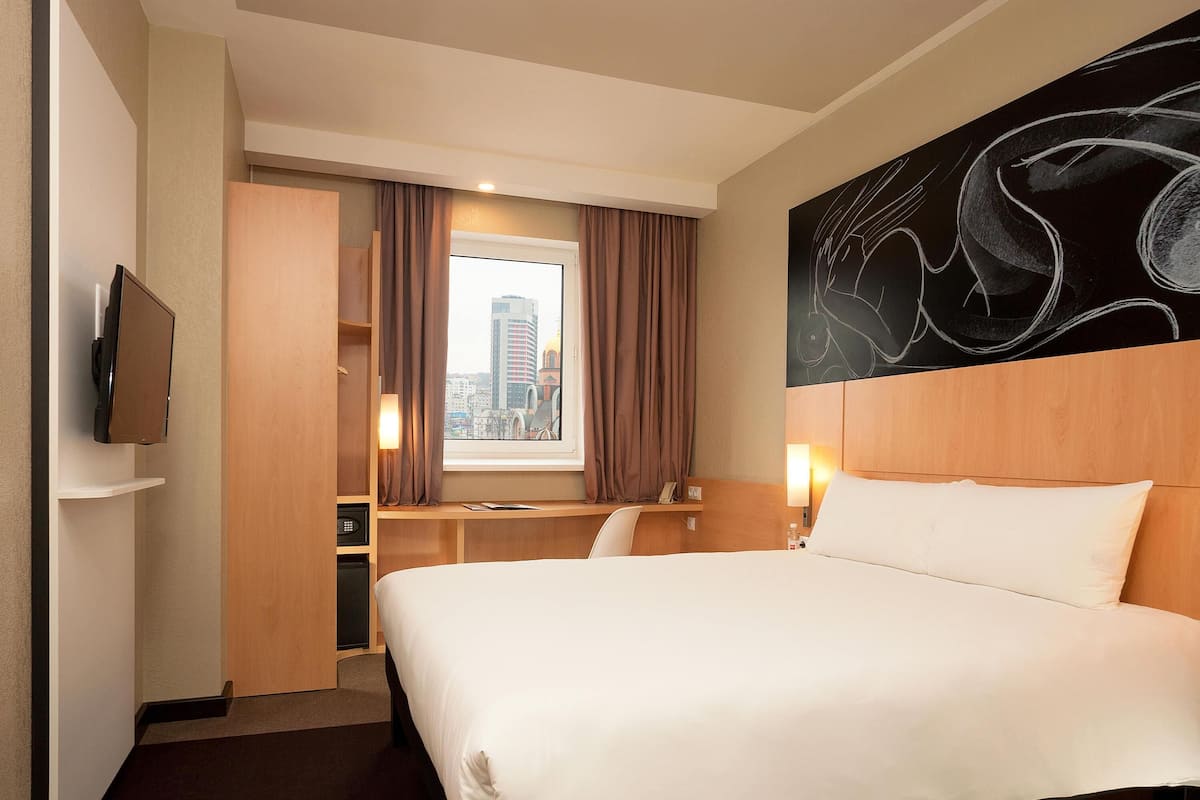 Habitació doble estàndard, 1 llit doble | Minibar, caixa forta a l'habitació i escriptori