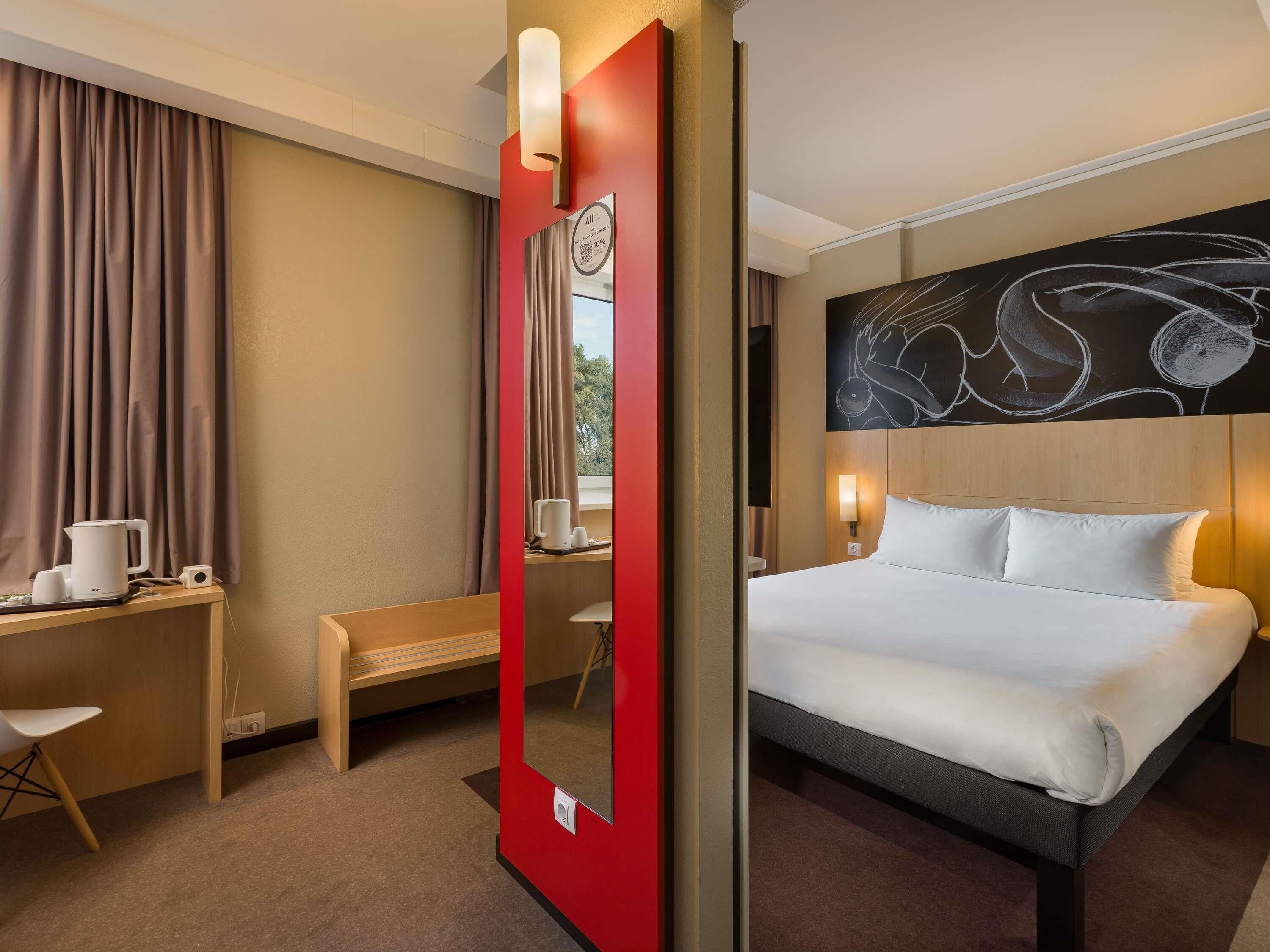 Family Double Room | Minibar, in-room safe, desk, laptop workspace