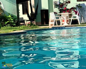 Outdoor pool, pool umbrellas, sun loungers - Pousada Sunrise Beach (Caucaia)