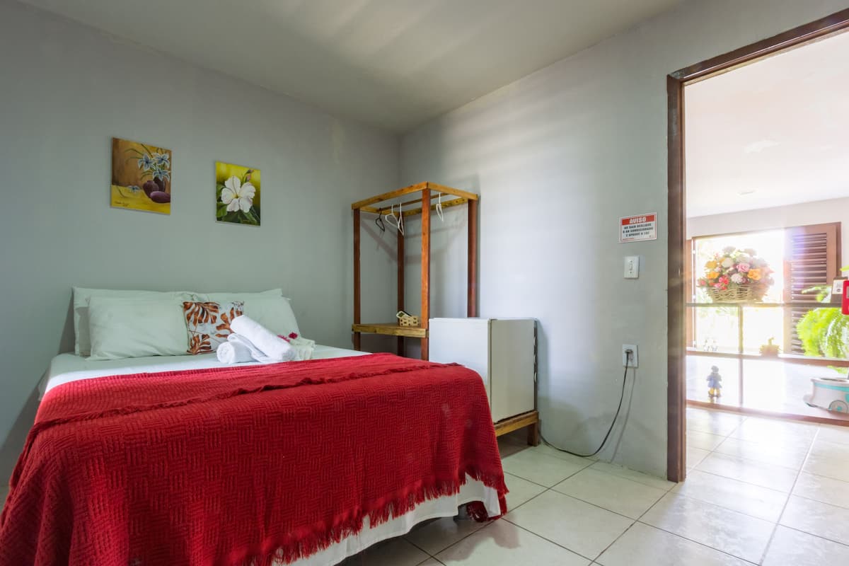 Cortinas blackout, wifi gratis y ropa de cama