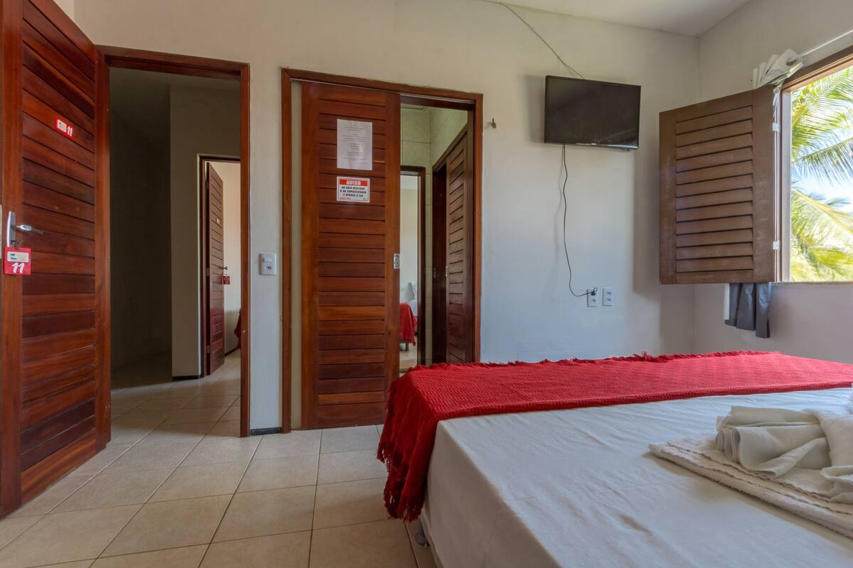 Cortinas blackout, wifi gratis y ropa de cama