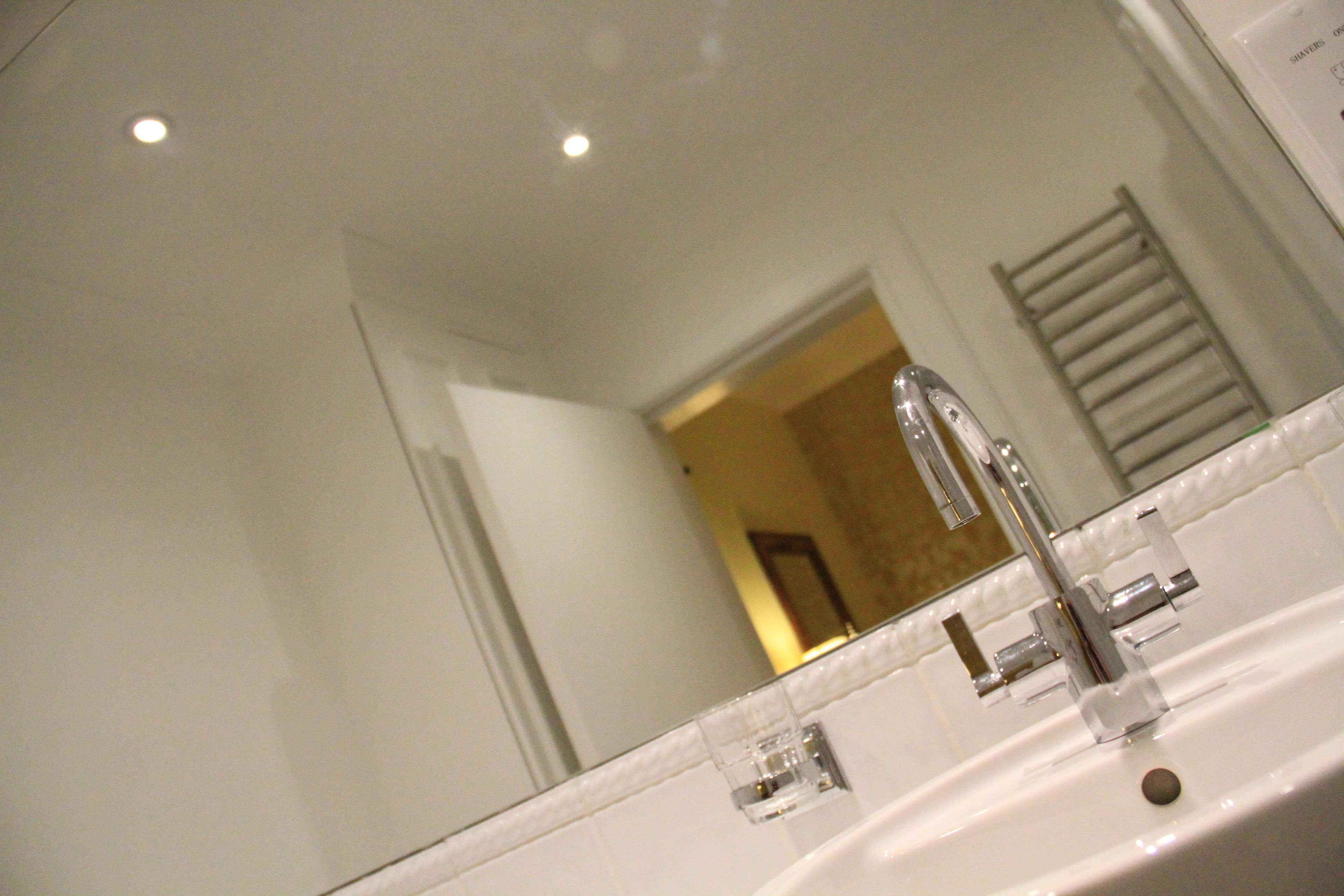 standard double room | bathroom | free toiletries, towels