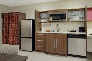 Full-sized fridge, microwave, stovetop, dishwasher - Home2 Suites by Hilton Mobile International Airport (Mobile)