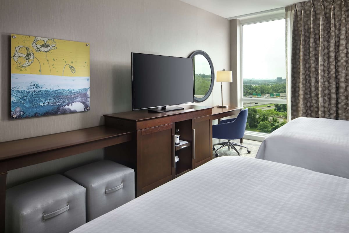 Escritorio, espacio para trabajar con laptop y cortinas blackout