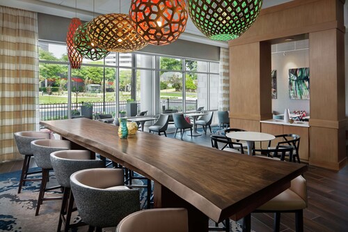 Hampton Inn & Suites Teaneck Glenpointe