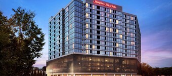 Hampton Inn & Suites Teaneck Glenpointe
