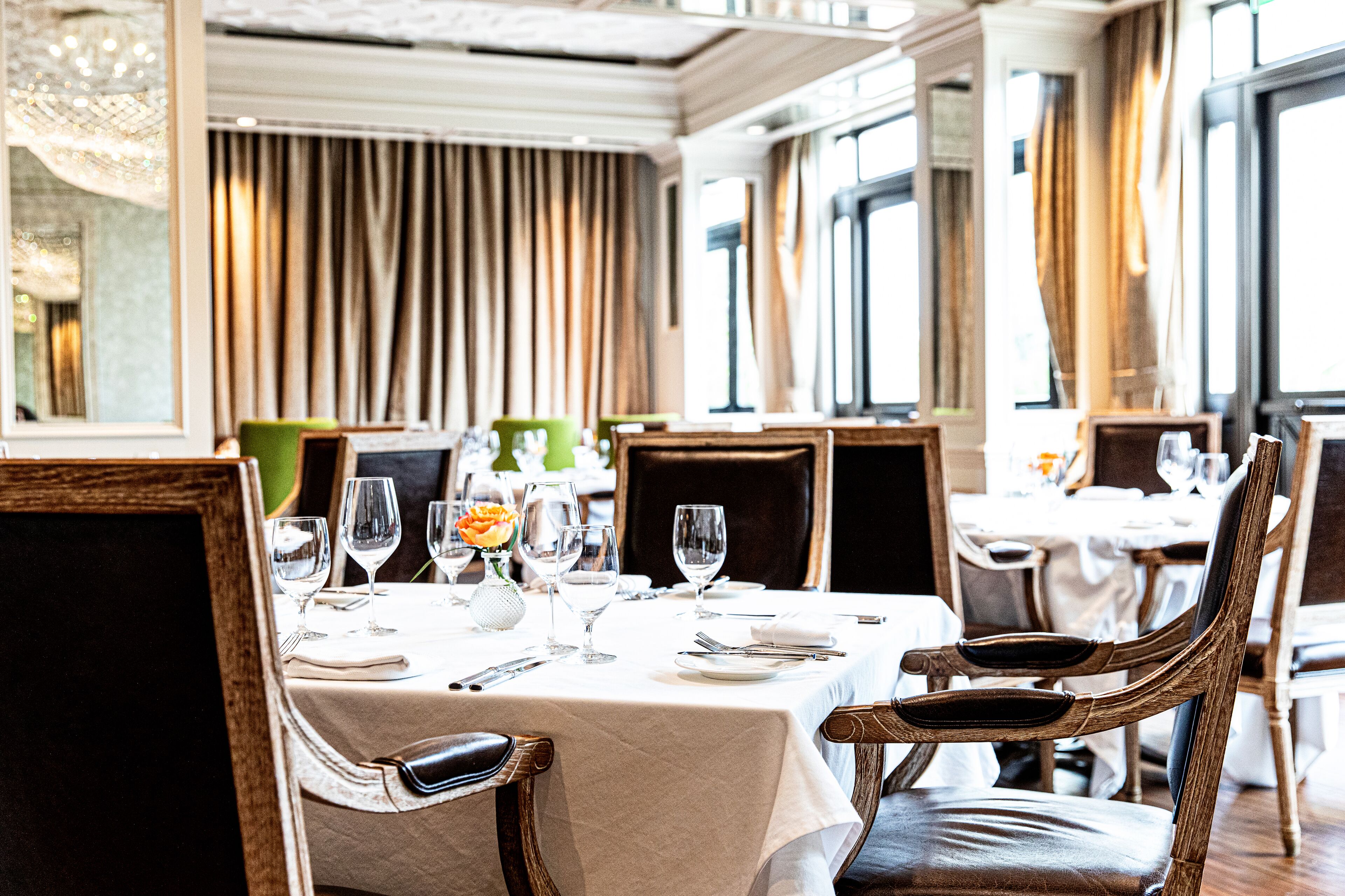 3 restaurants, breakfast served