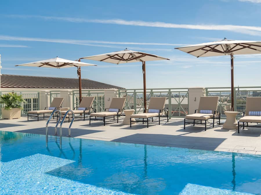 Een buitenzwembad, zwembadcabana's (toeslag)