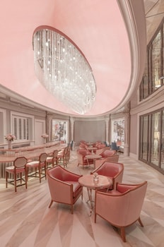 3 bars/lounges, lobby lounge, rooftop bar, Champagne bar at Hotel Bennett