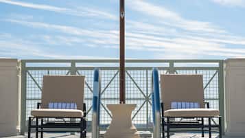 Outdoor pool, cabanas (surcharge), pool umbrellas