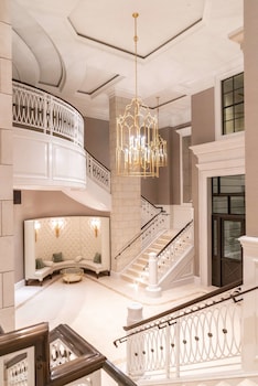 Hotel entrance and lobby at Hotel Bennett