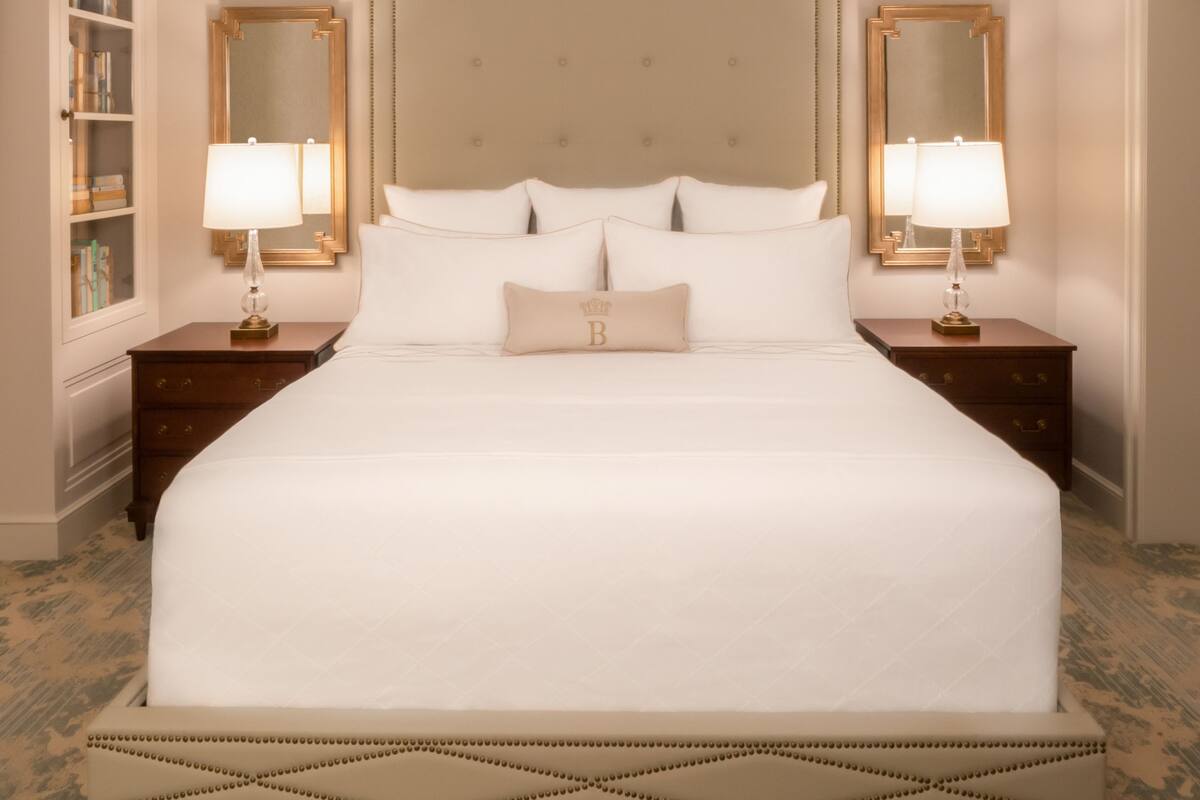 Roupas de cama premium, frigobar, cofres nos quartos, escrivaninha