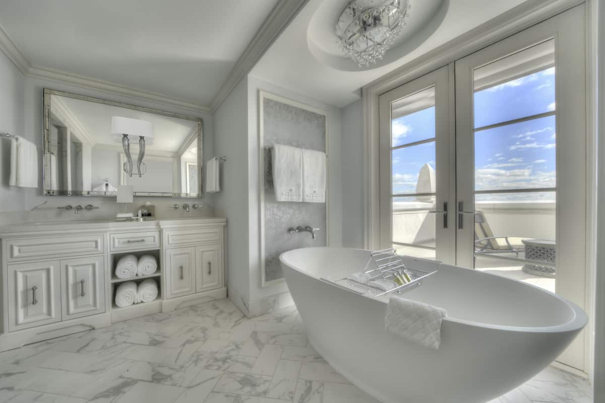 Quarto premier, 1 cama King, terraço | Banheiro | Produtos de toalete grátis, secador de cabelo, roupões de banho 