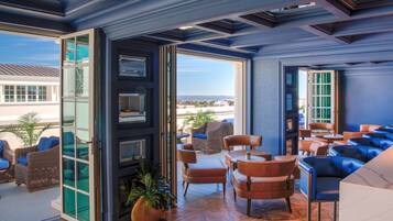 3 bars, lounge dans le hall, bar sur le toit, bar Ă champagne