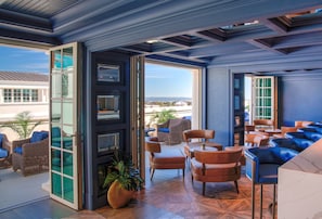 3 bars, lounge dans le hall, bar sur le toit, bar à champagne