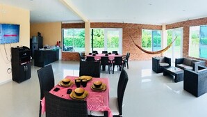 Family House, 4 Bedrooms | In-room dining