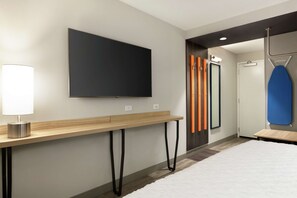 Desk, laptop workspace, blackout curtains, free WiFi - Tru by Hilton Wichita Northeast (Wichita)