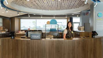 Una mesa de recepción de hotel con un letrero que dice "Hilton HONORS".