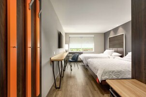 Escritorio, espacio para trabajar con laptop y cortinas blackout