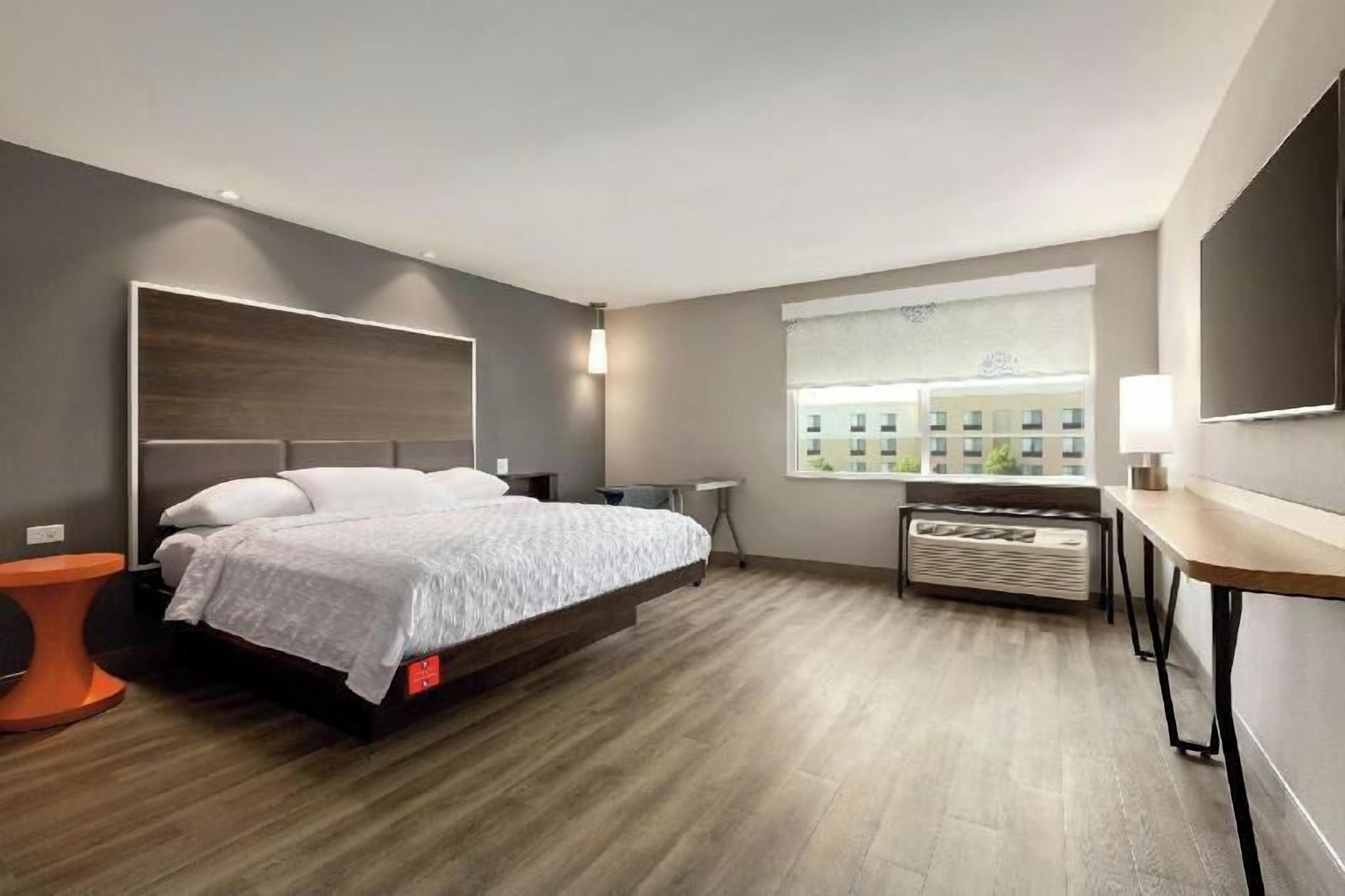 Escritorio, espacio para trabajar con un portátil, cortinas opacas