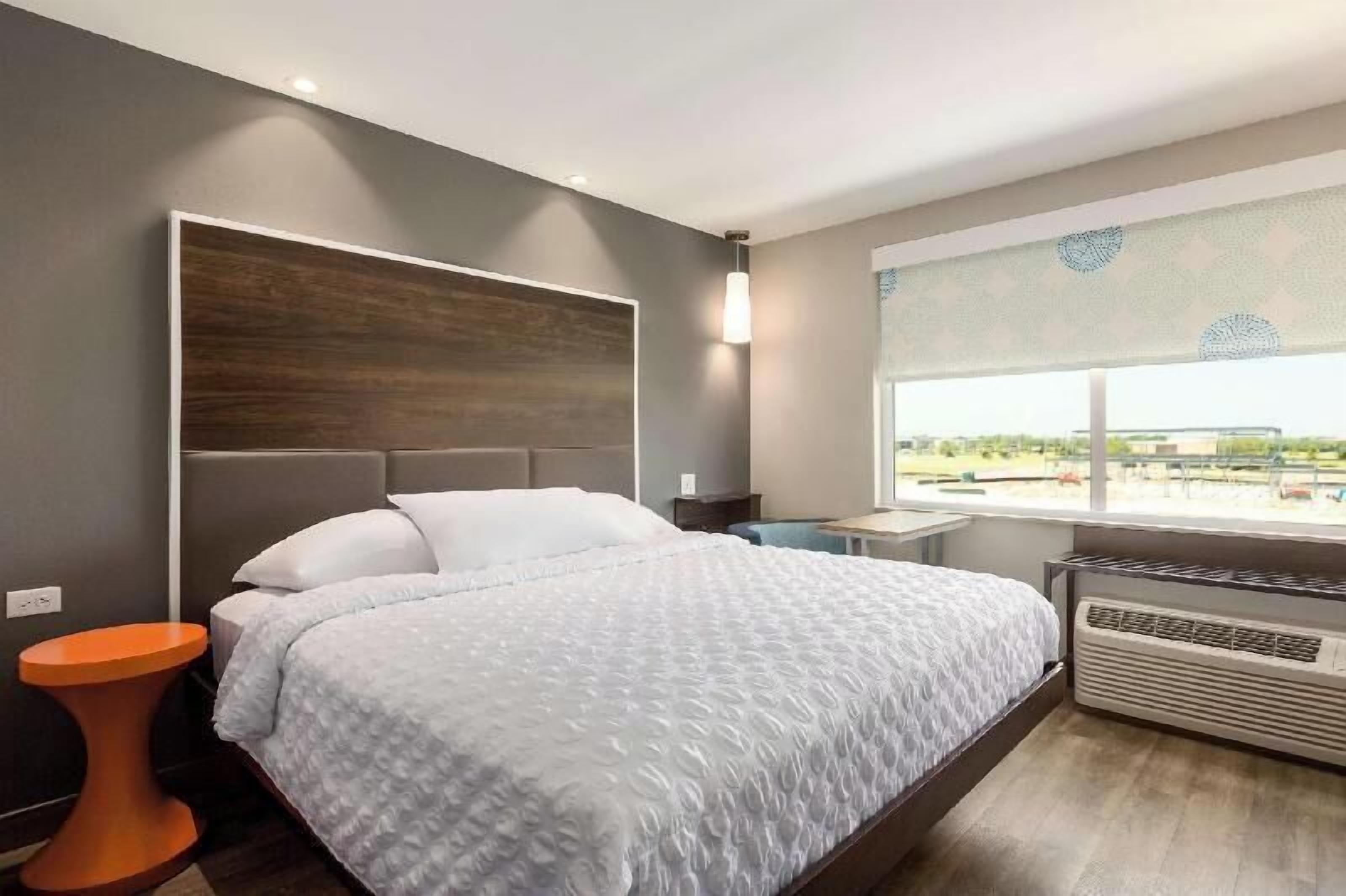 Escritorio, espacio para trabajar con un portátil, cortinas opacas