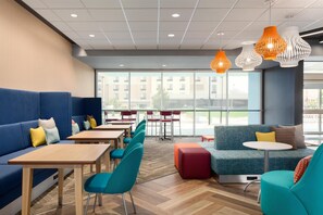 Lobby - Tru by Hilton Wichita Northeast (Wichita)