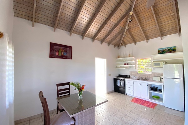 Pineapple Cottage | Dapur pribadi | Mesin pembuat kopi/teh, lemari es, microwave, dan oven