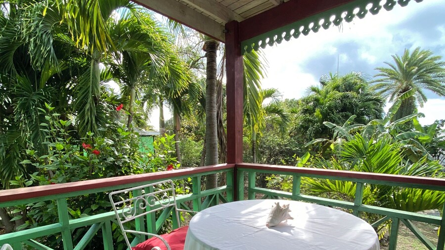The Greenside Cottages - Private Tropical Garden - Residential area 5 mins from the beach