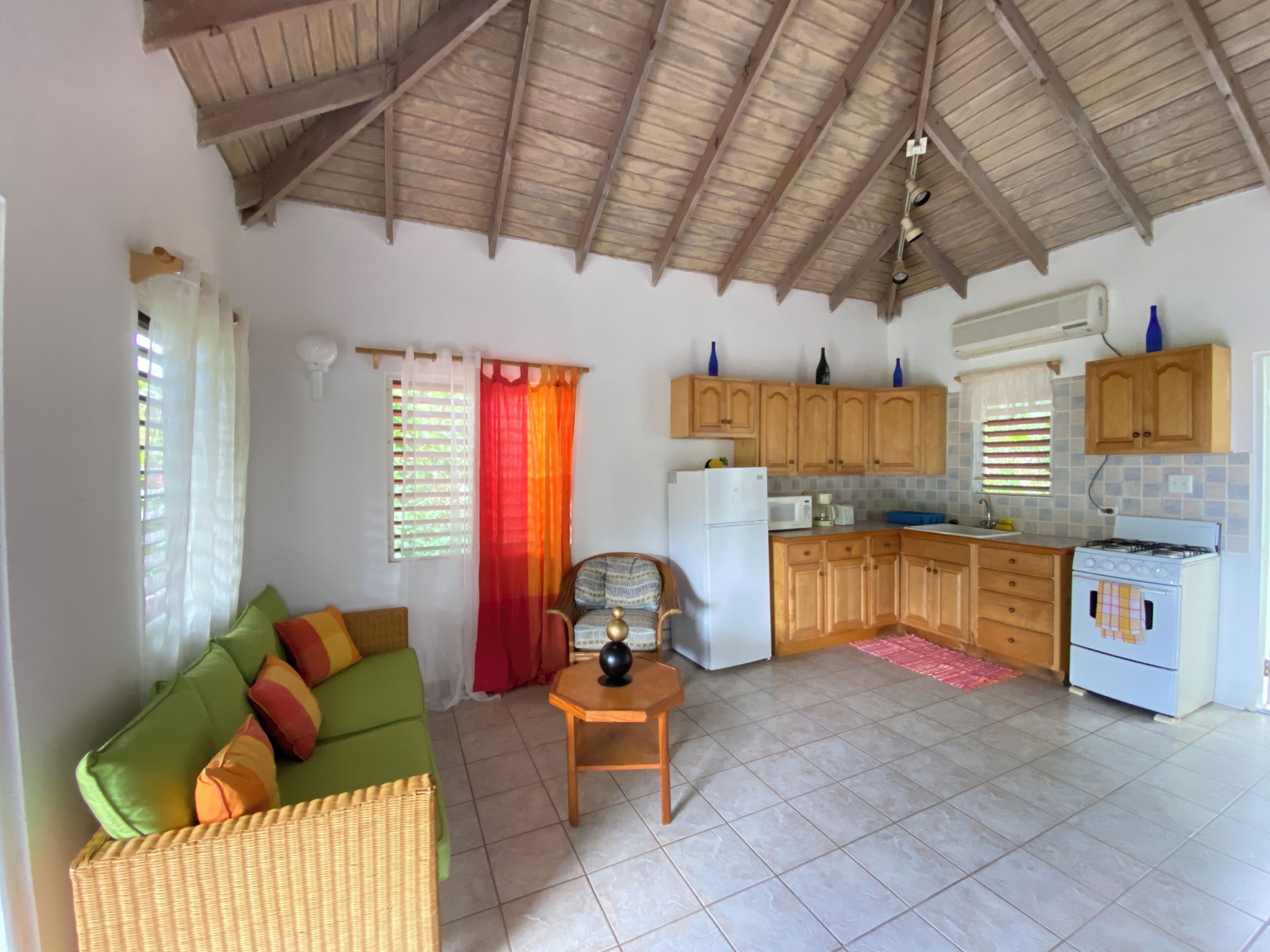 Studio, pemandangan kebun | Dapur pribadi | Lemari es, microwave, oven, dan kompor