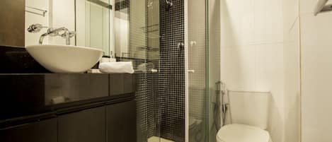 LĂ€genhet (363) | Badrum | Dusch och handdukar