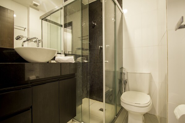 Apartment (363) | Bathroom | Shower, towels - LineRio Copacabana Family Residence 363 (Rio de Janeiro)