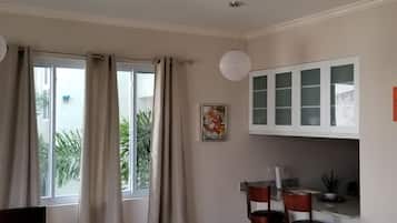 Apartemen Elite, 1 kamar tidur, ensuite | Area keluarga | Televisi layar datar 50-inci dengan saluran TV kabel dan TV