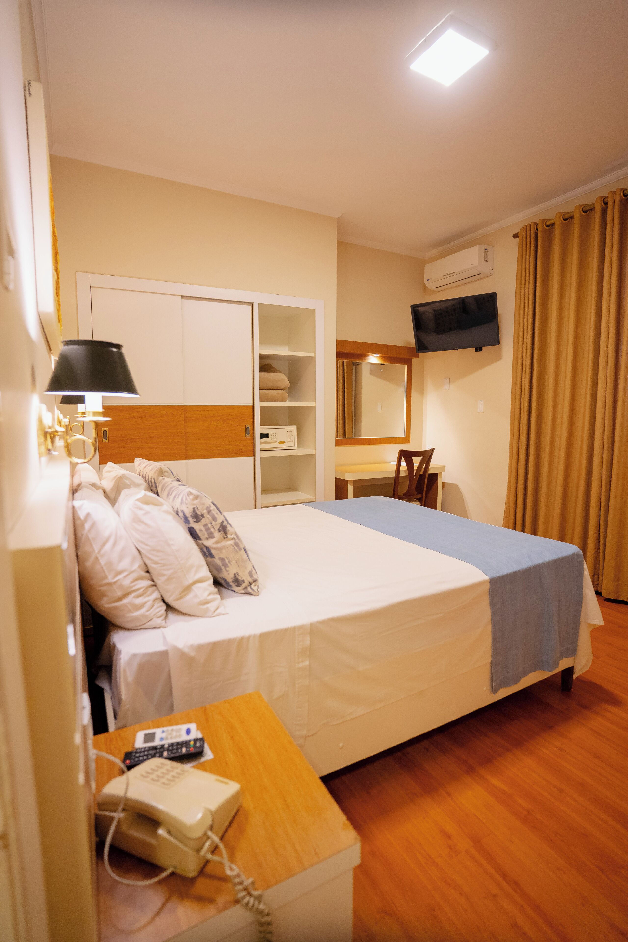 Minibar, caja de seguridad en la habitación y escritorio 