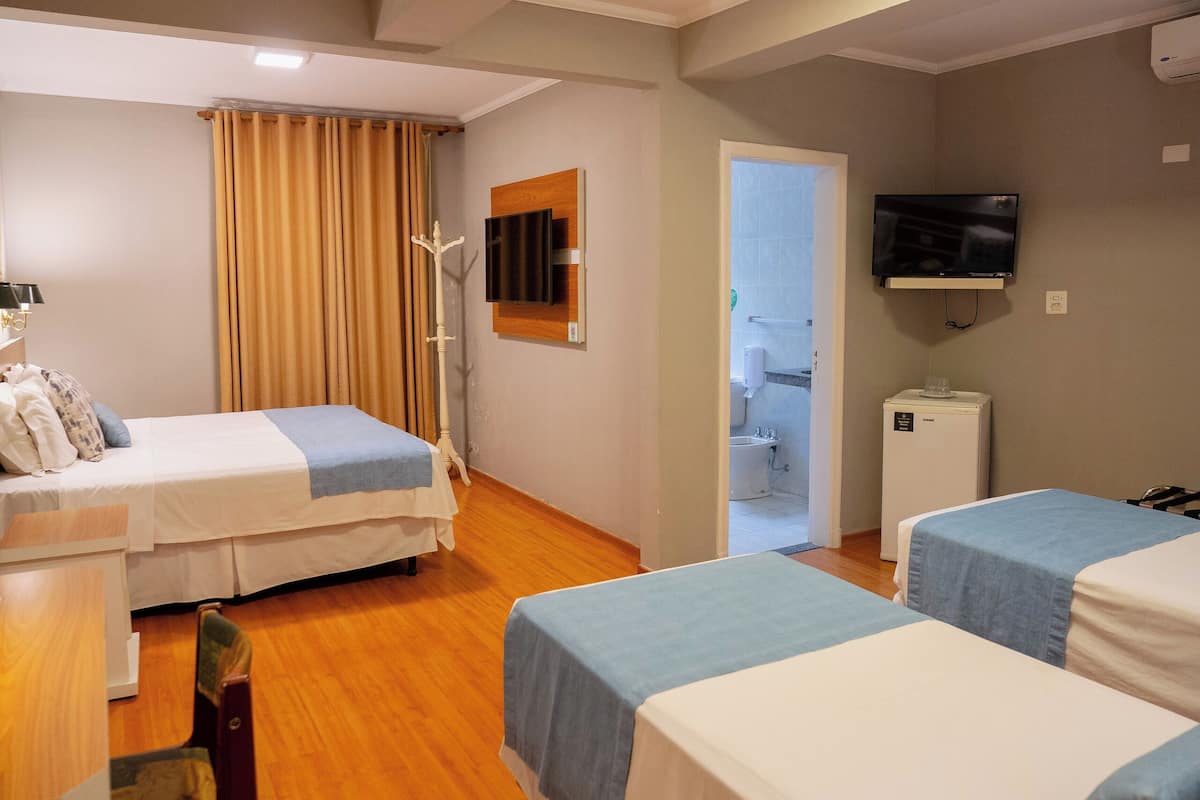 Standard-Vierbettzimmer, 1 Schlafzimmer | 2 Schlafzimmer, Minibar, Zimmersafe, Schreibtisch